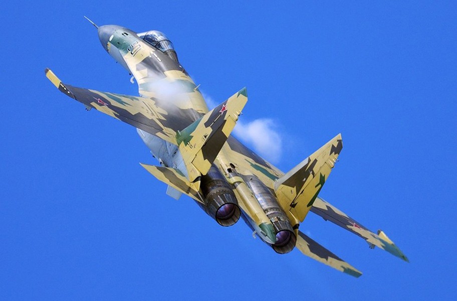 Su-35 là loại tiêm kích hạng nặng, tầm xa, đa năng, chiếm ưu thế trên không thế hệ 4++ do Công ty Sukhoi (Nga) phát triển từ dòng tiêm kích huyền thoại Su-27. Tiêm kích đa năng Su-35 trong thiết kế chế tạo được ứng dụng nhiều công nghệ tiên tiến dùng cho máy bay chiến đấu thế hệ thứ 5. Su-35 được đánh giá có thể đối địch với tiêm kích tàng hình F-35 và F-22A.